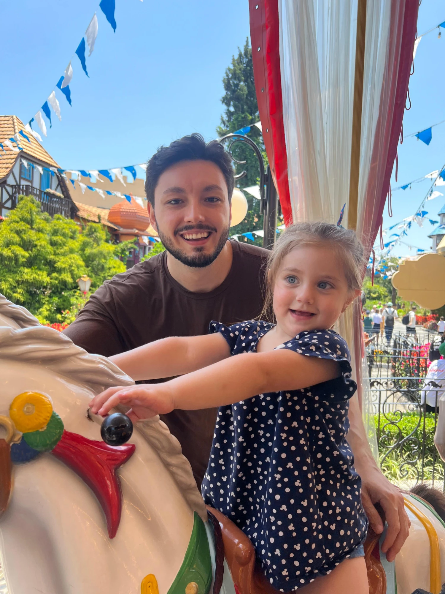 Foto original: pai e filha no carrossel